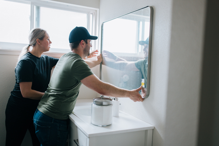 When to Choose Custom Cuts for Unique Mirror Replacement